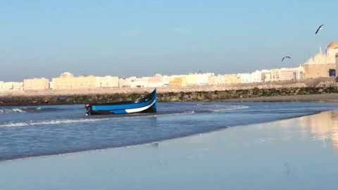 Llega una patera a la playa de Santa María de Cádiz (I)