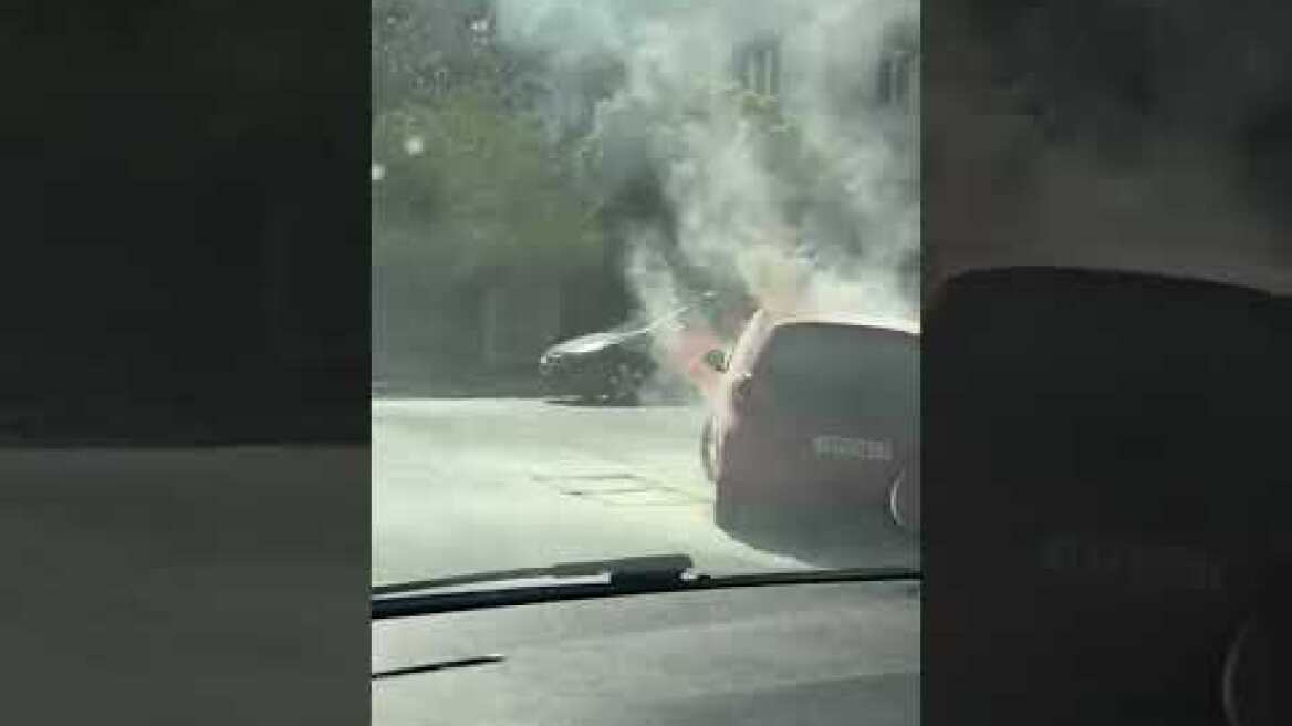 Αυτοκίνητο έχει πάρει φωτιά στη Βασιλισσης Σοφιας