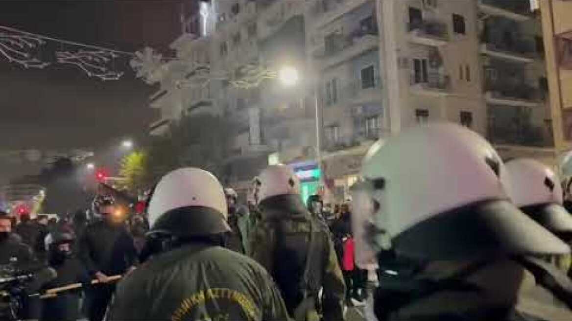 Πάνω από 15.000 διαδηλωτές στην πορεία για την 52η επέτειο του Πολυτεχνείου