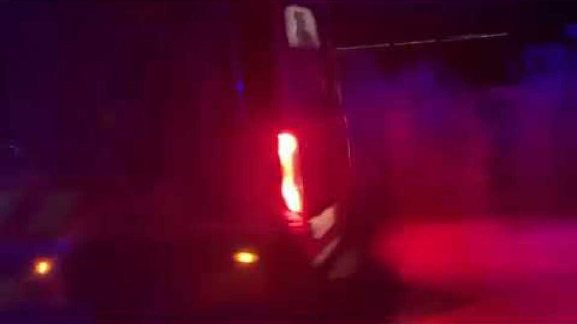 Mentők érkeznek az esztergomi robbanás helyszínére.