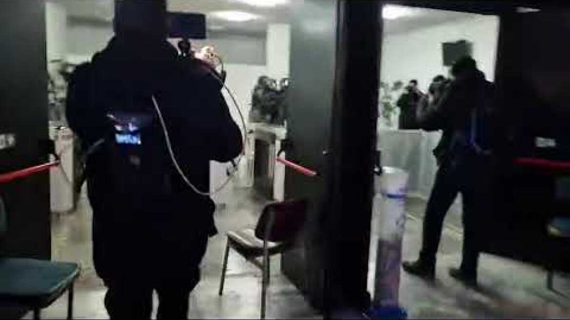 ΑΠΘ: Μπήκαν στο κτήριο διοίκησης και ψάχνουν όλους τους ορφορους για άτομα (4)