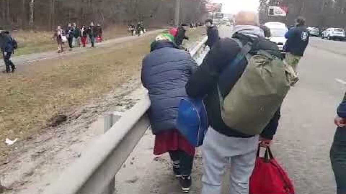 Πόλεμος στην Ουκρανία:  Οβίδα πέφτει δίπλα σε δημοσιογράφους