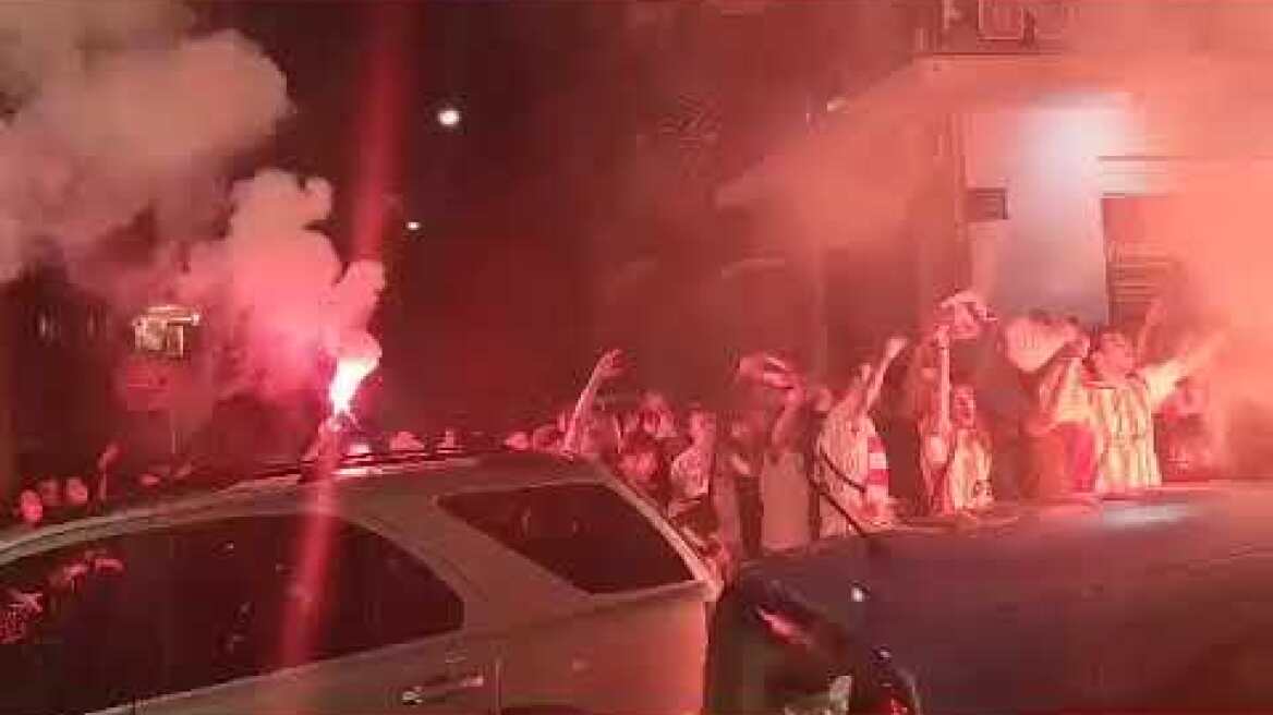 Έξαλλοι πανηγυρισμοί στην Πάτρα για τον τροπαιούχο Ολυμπιακό