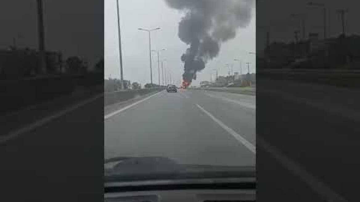 Θεσσαλονίκη: Φωτιά σε βανάκι με εννέα επιβάτες