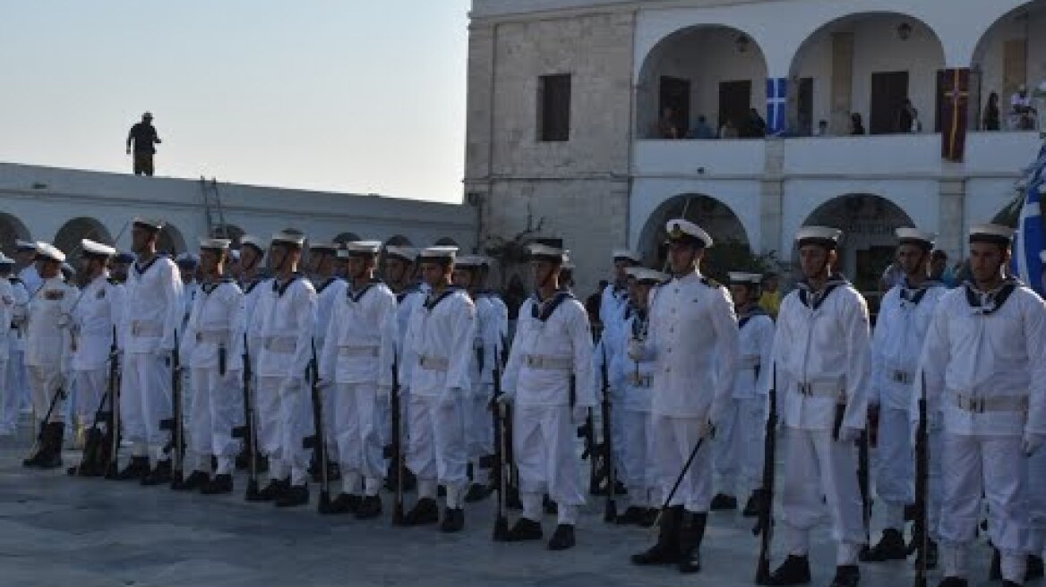 Το Πολεμικό Ναυτικό τραγουδά τον Εθνικό Ύμνο στη Μεγαλόχαρη Τήνου