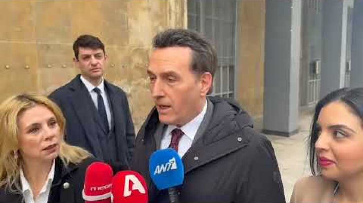 Το πρωταπριλιάτικο αστείο του Μ. Δημητρακόπουλου έξω από τη δίκη για το βίντεο της Τούνη