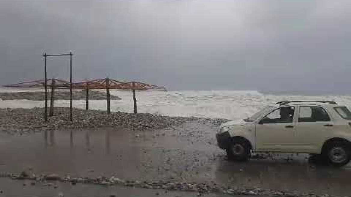 Κύματα στο Ακρογιάλι Αβίας