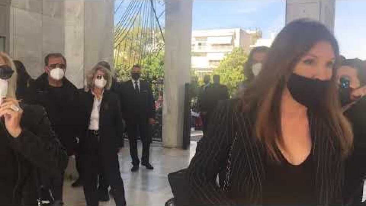 Κηδεία Χρήστου Κυριαζή - Η Βάνα Μπάρμπα με λευκά τριαντάφυλλα