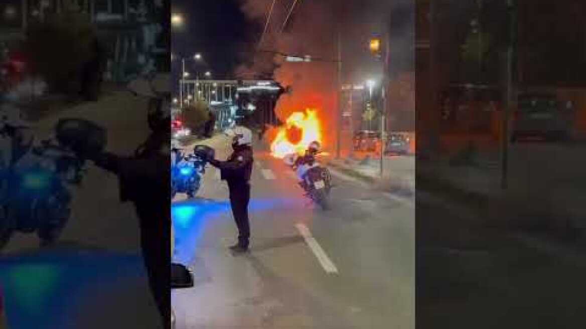 Φωτιά σε αυτοκίνητο στην Κηφισίας στο ύψος της Φιλοθέης (1)