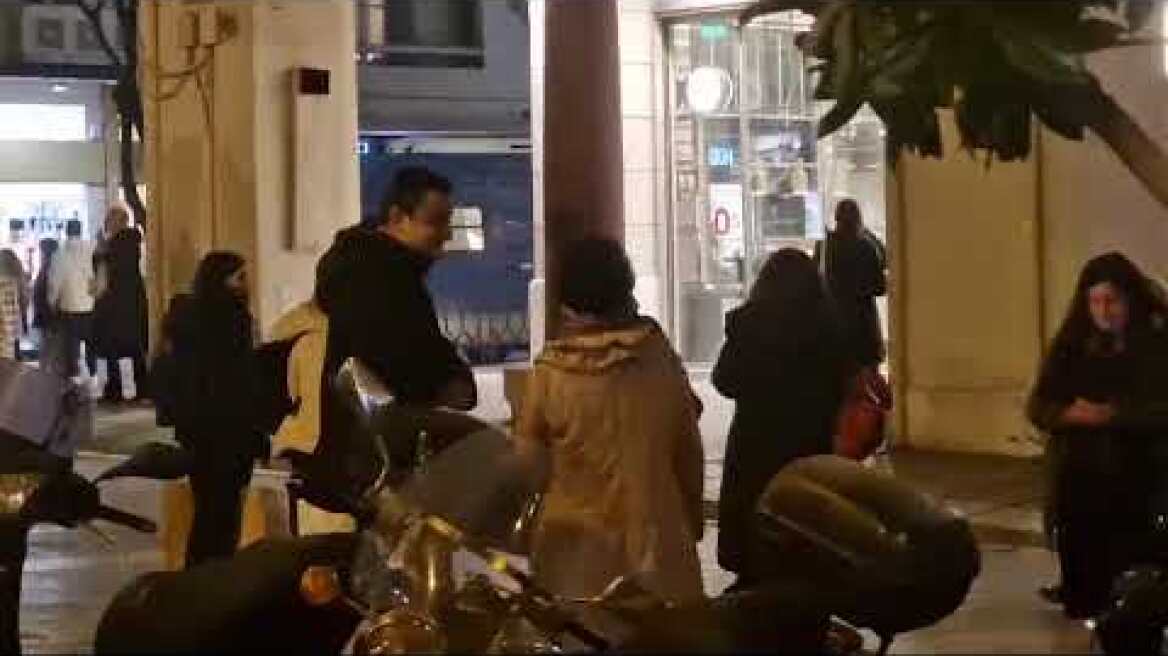 Άτομα έξω από το Ολύμπιον απομακρύνθηκαν από τις δυνάμεις της ΕΛΑΣ (2)