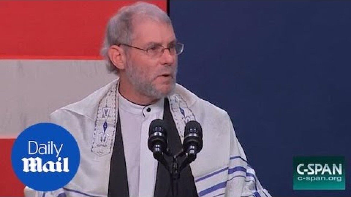 Rabbi cites Jesus in prayer for synagogue victims with Pence