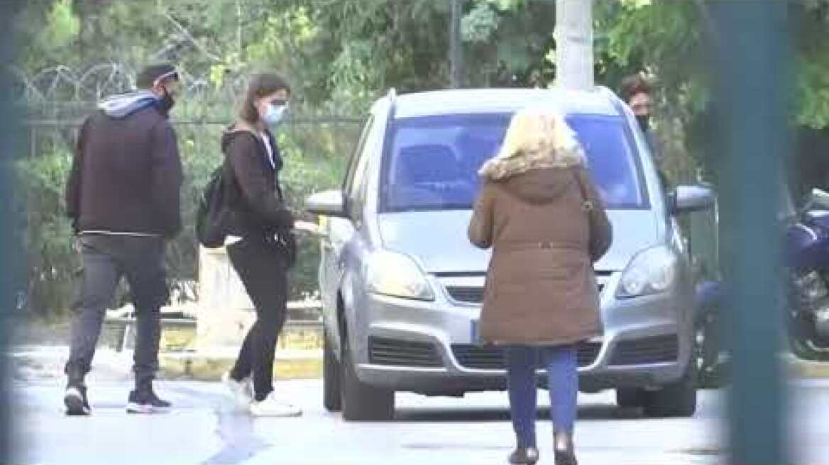 Η ανακρίτρια έστειλε στη φυλακή τη μητέρα - Ξέσπασαν σε κλάματα τα παιδιά της (1)