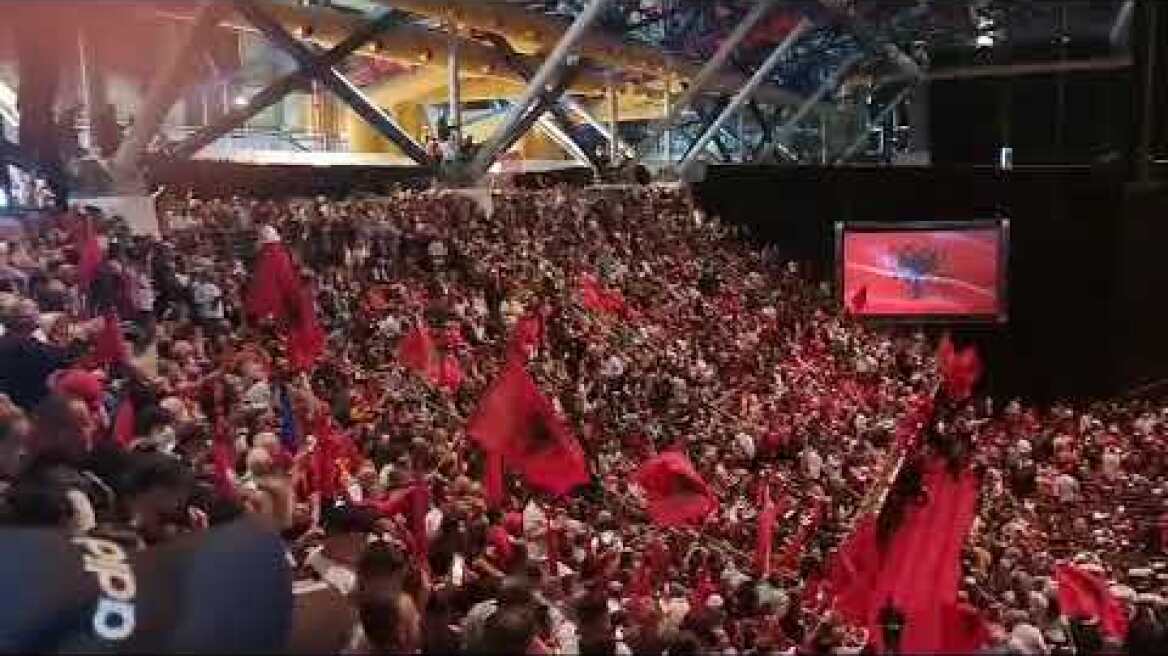 Έφτασε στην Αθήνα ο Ράμα: Γέμισε με κόσμο το Κλειστό του Γαλατσίου