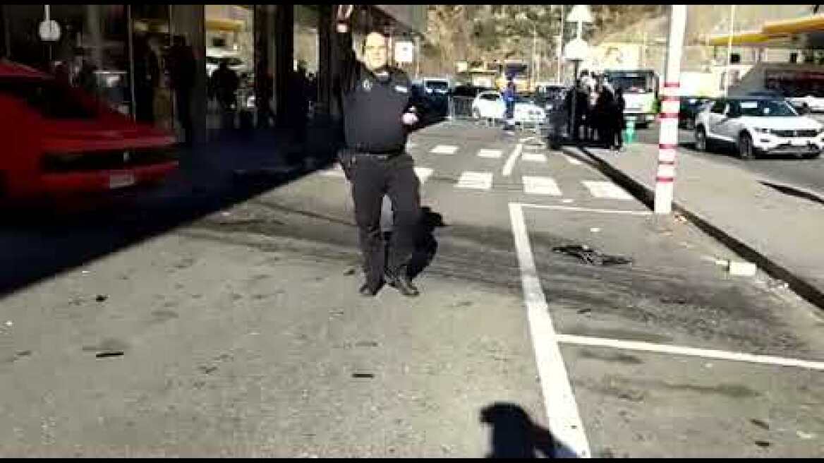 Estrellan un Ferrari contra un centro comercial en Andorra.