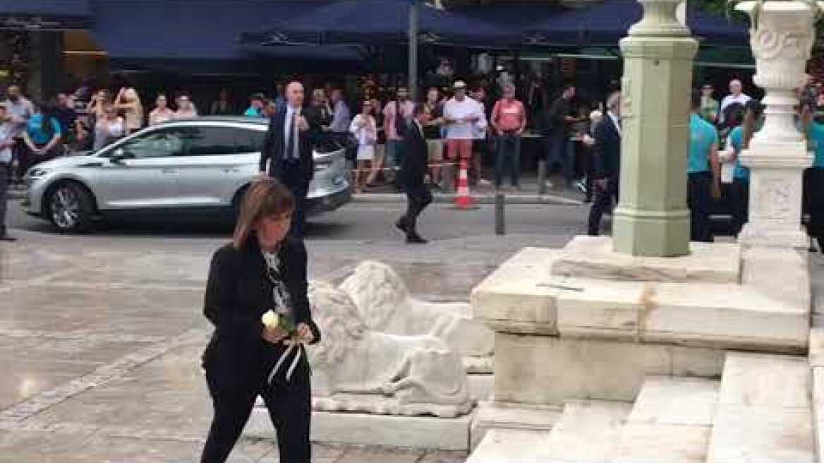 Η Κατερίνα Σακελλαροπούλου στην κηδεία του Γιάννη Μαρκόπουλου