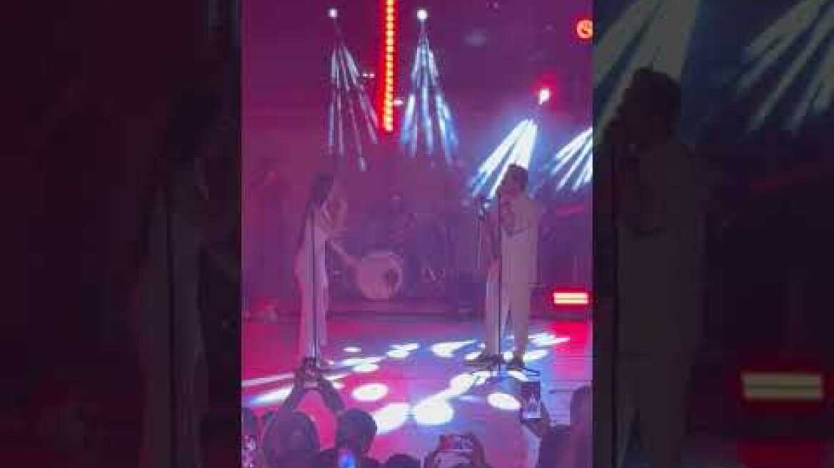 Η Klavdia στο κατάμεστο Βεάκειο θέατρο Πειραιά (1)