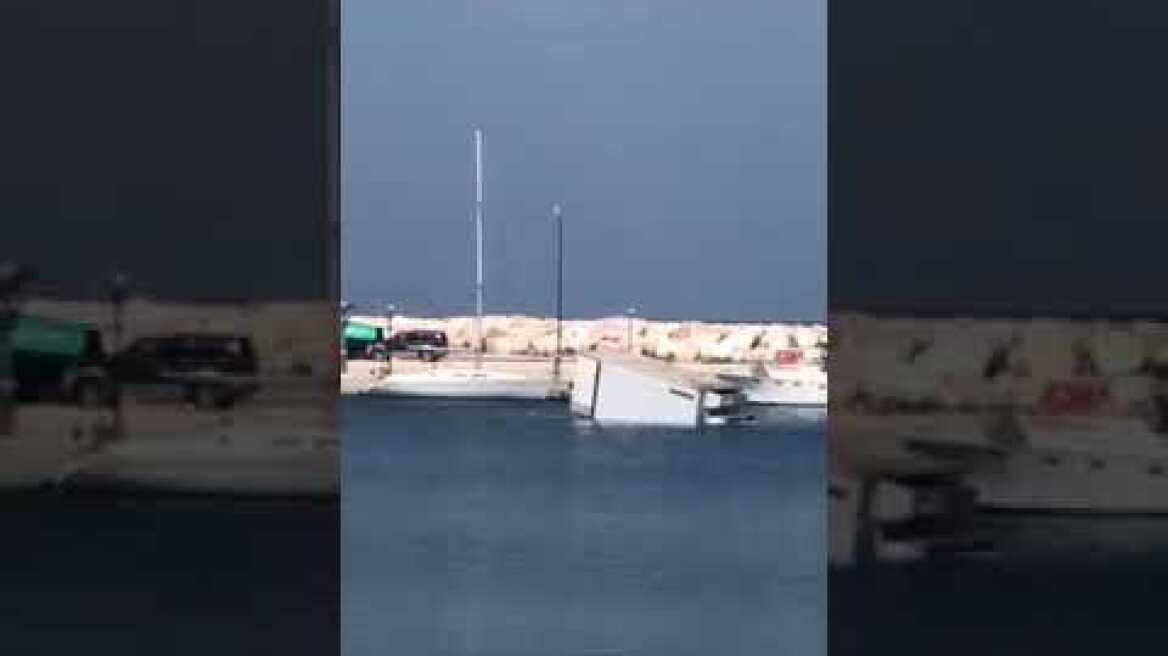 Φορτηγό έκανε βουτιά από τη μαρίνα των Λιμεναρίων