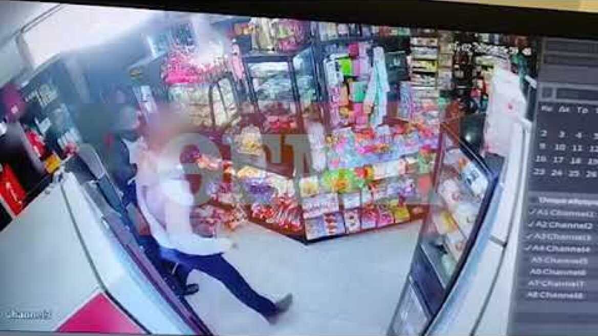 Η στιγμή που 35χρονος επιχειρεί να ληστέψει μίνι μάρκετ στα Μέγαρα