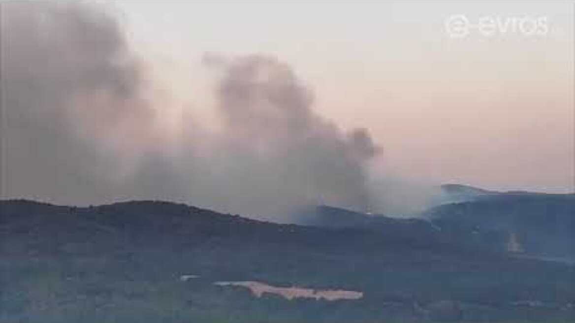 (19:10): Αυτή είναι η εικόνα του μετώπου της πυρκαγιάς όπως φαίνεται όμως από μακριά