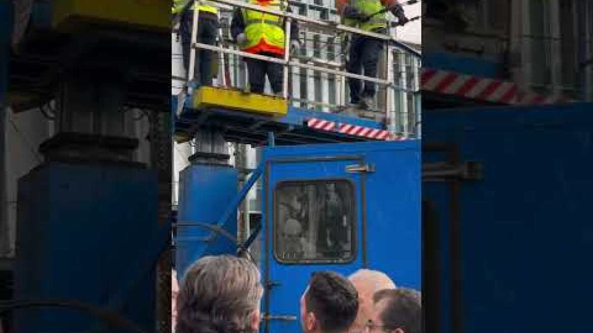 Τέλος εποχής για τα τρόλεϊ στην Αττική: Ξηλώνουν τα καλώδια στον Πειραιά, δείτε βίντεο (1)