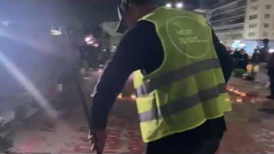 Με σκούπα και φαράσι Κωνσταντοπούλου και Ρούτσι καθάρισαν το Μνημείο του Αγνώστου Στρατιώτη – Δείτε βίντεο και φωτογραφίες Ο Ρούτσι καθαρίζει στο Σύνταγμα