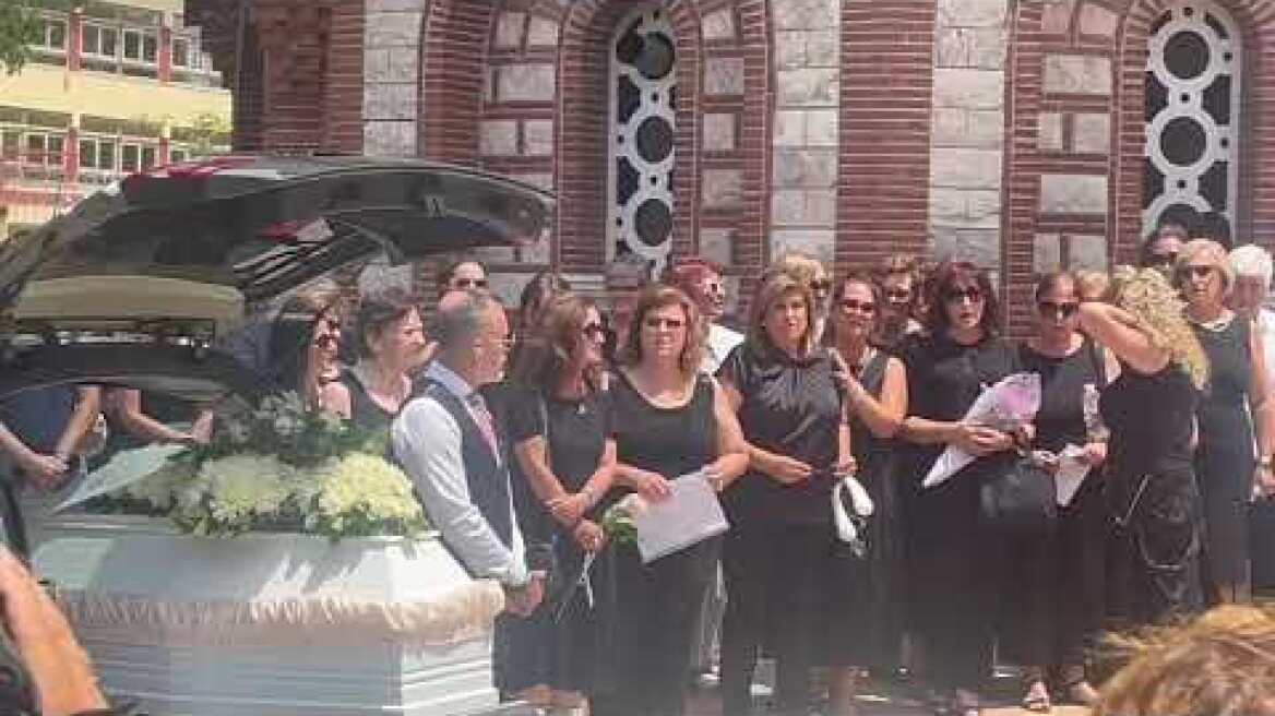 Σπαραγμός στην κηδεία της 13χρονης που σκοτώθηκε από κεραυνό στη Χαλκιδική