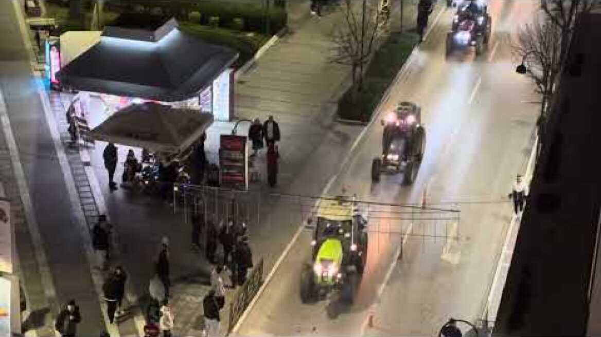 Τρακτέρ πολιορκούν στο κέντρο της Λάρισας