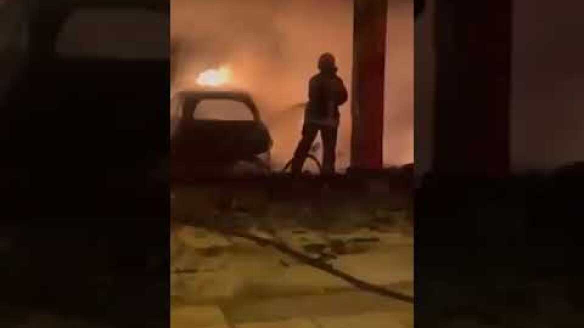 Θεσσαλονίκη: Στις φλόγες δύο αυτοκίνητα και μία μοτοσικλέτα σε πυλωτή (1)