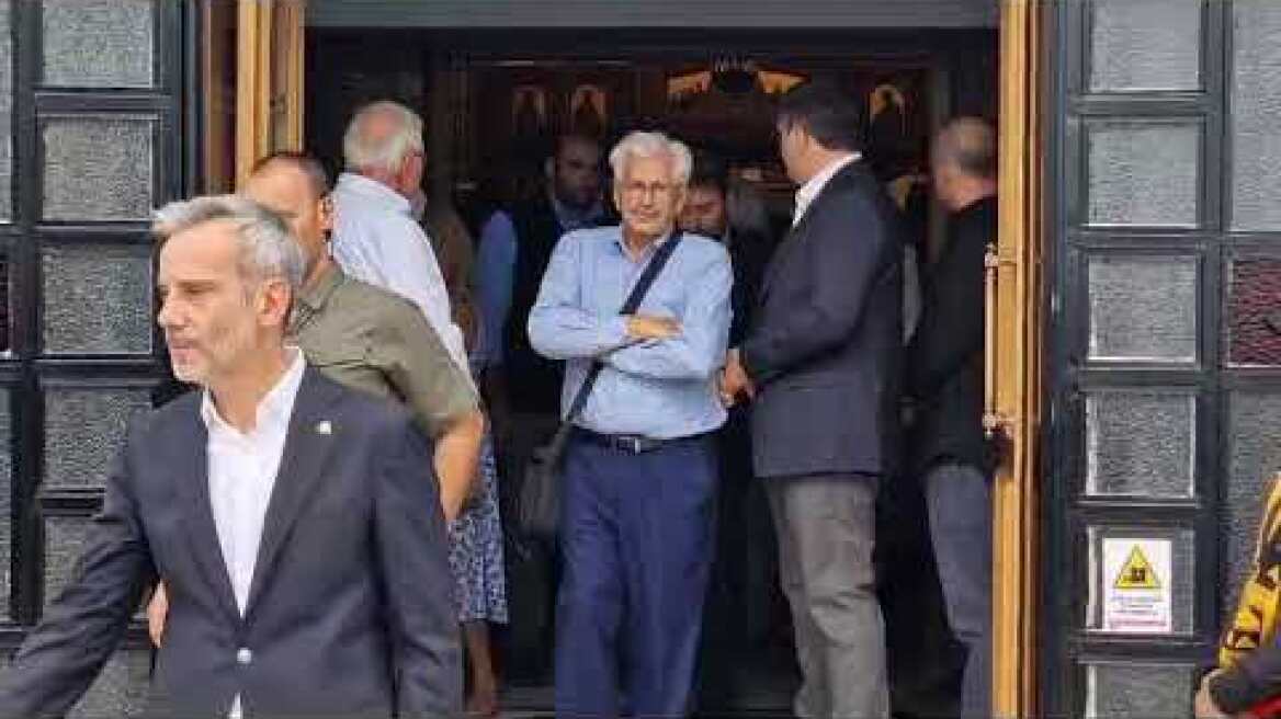 Κηδεία Γιάννη Ιωαννίδη:  Έξοδος της σορού από την εκκλησία με χειροκροτήματα 3