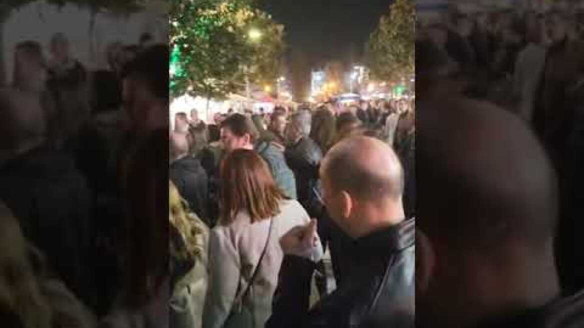 Ο Κασσελάκης βόλτα στον κεντρικό πεζόδρομο των Τρικάλων (1)