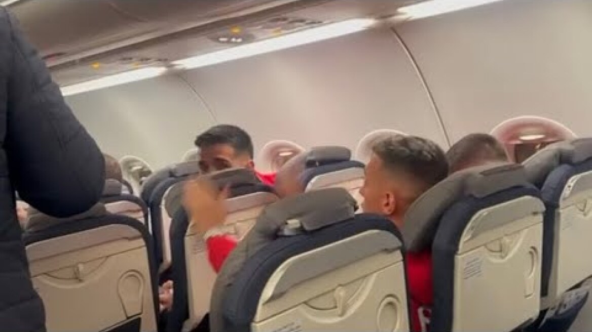 Pamje nga brenda Kombëtares, lojtarët e Shqipërisë i këndojnë Adem Jasharit pas fitores me Serbinë