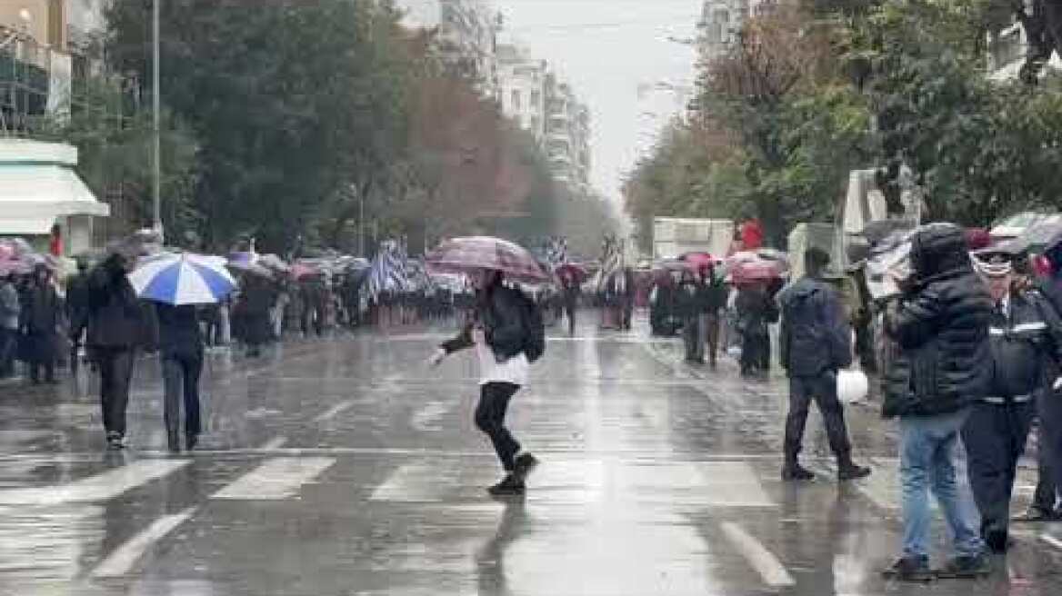 Υπό βροχή η μαθητική παρέλαση στη Θεσσαλονίκη (2)
