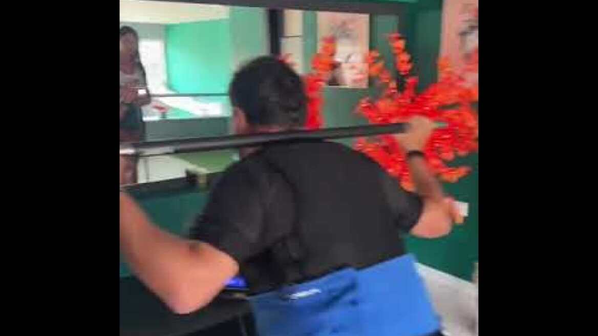 Ο Άδωνις Γεωργιάδης, γυμνάζεται με παθητική γυμναστική