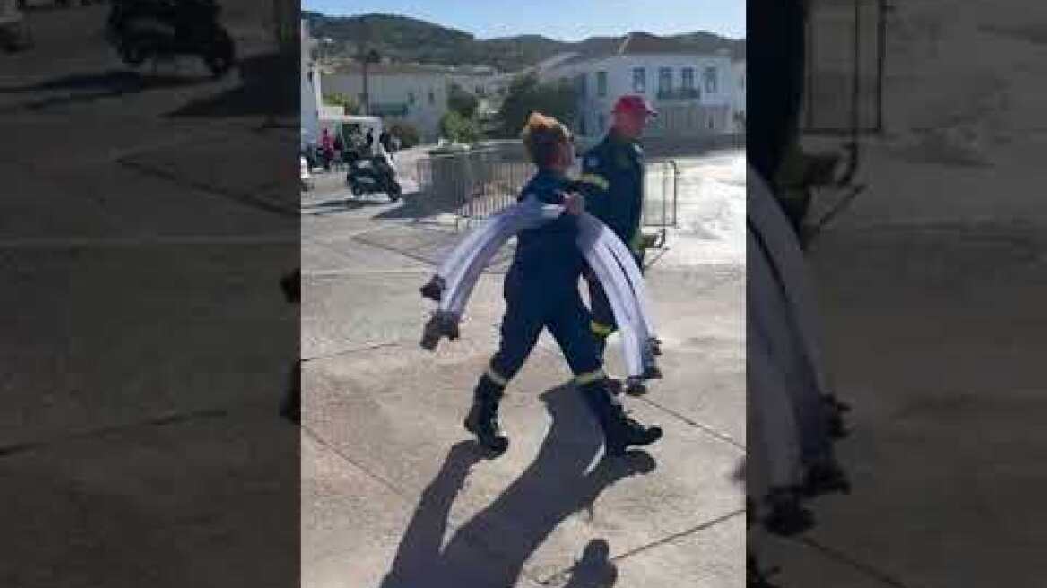 Σπέτσες: Θαλαμηγός χτύπησε στην παραλία και στην προβλήτα λιμανιού από τον δυνατό αέρα