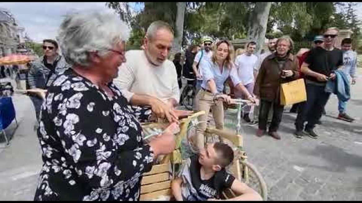 Ο Πολ Ευμορφίδης συνομιλεί με πολίτες, καθώς κατευθύνεται προς το χώρο συγκέντρωσης στην Πνύκα