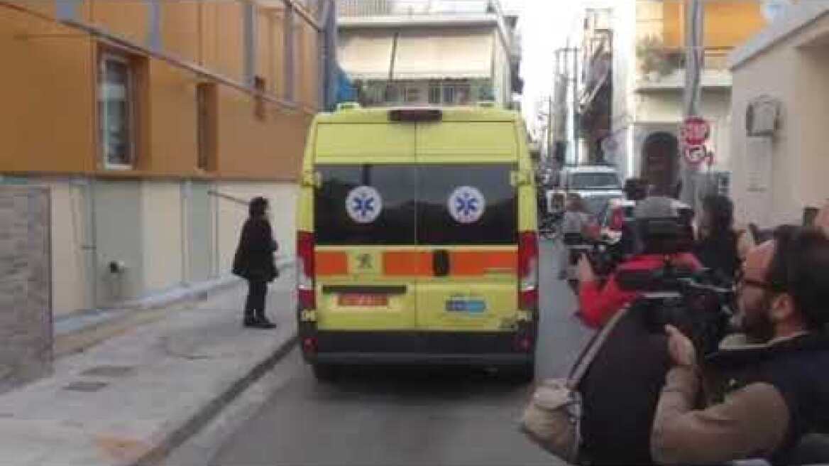 Ασθενοφόρο με ασθενή COVID-19