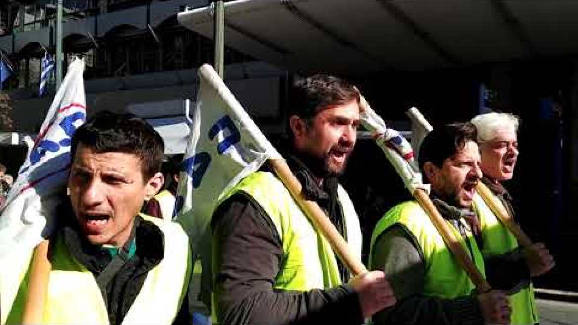 Οι προσυγκεντρώσεις φτάνουν στα Προπύλαια