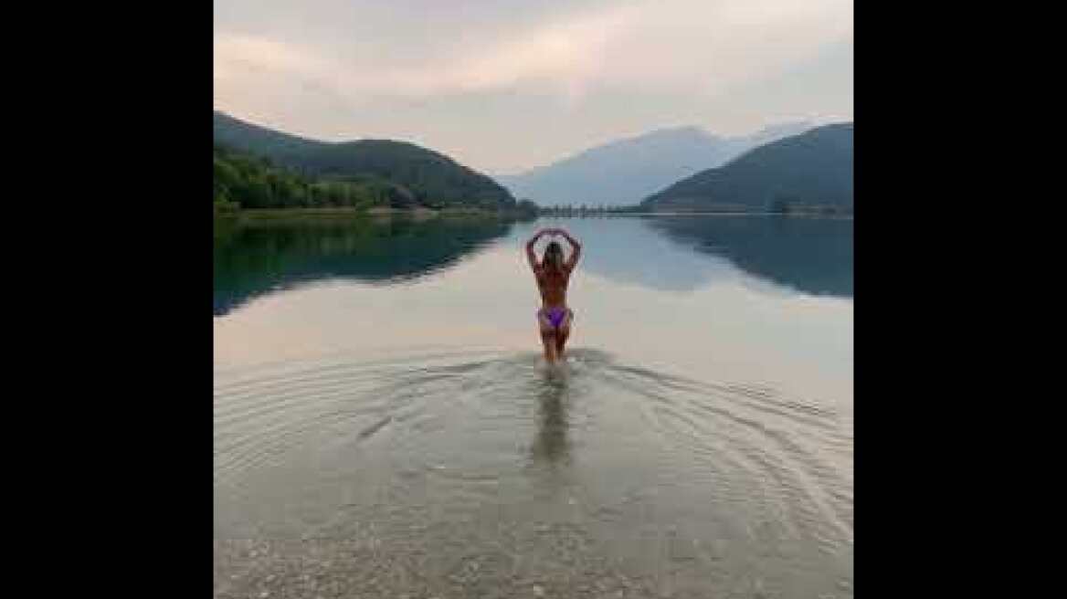 Η Κλέλια Ανδριολάτου ημίγυμνη στην Λίμνη Δόξα