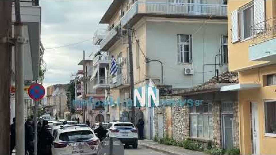 Έφτασε στην Αστυνομική Διεύθυνση ο φερόμενος ως δράστης της δολοφονίας στη Μακρυνεία.Βιντεο