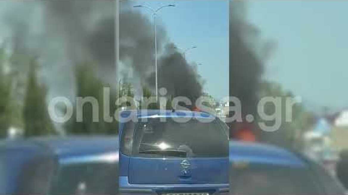 Αυτοκίνητο τυλίχθηκε στις φλόγες στη Λάρισα