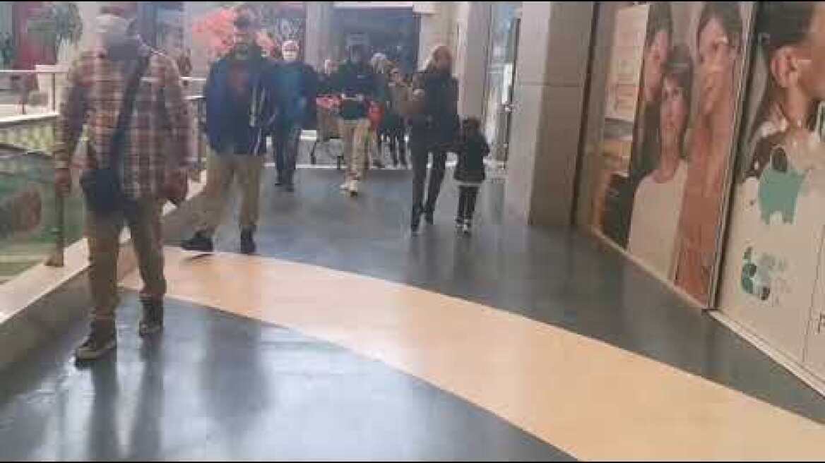 Ουρές έξω από σούπερ μάρκετ