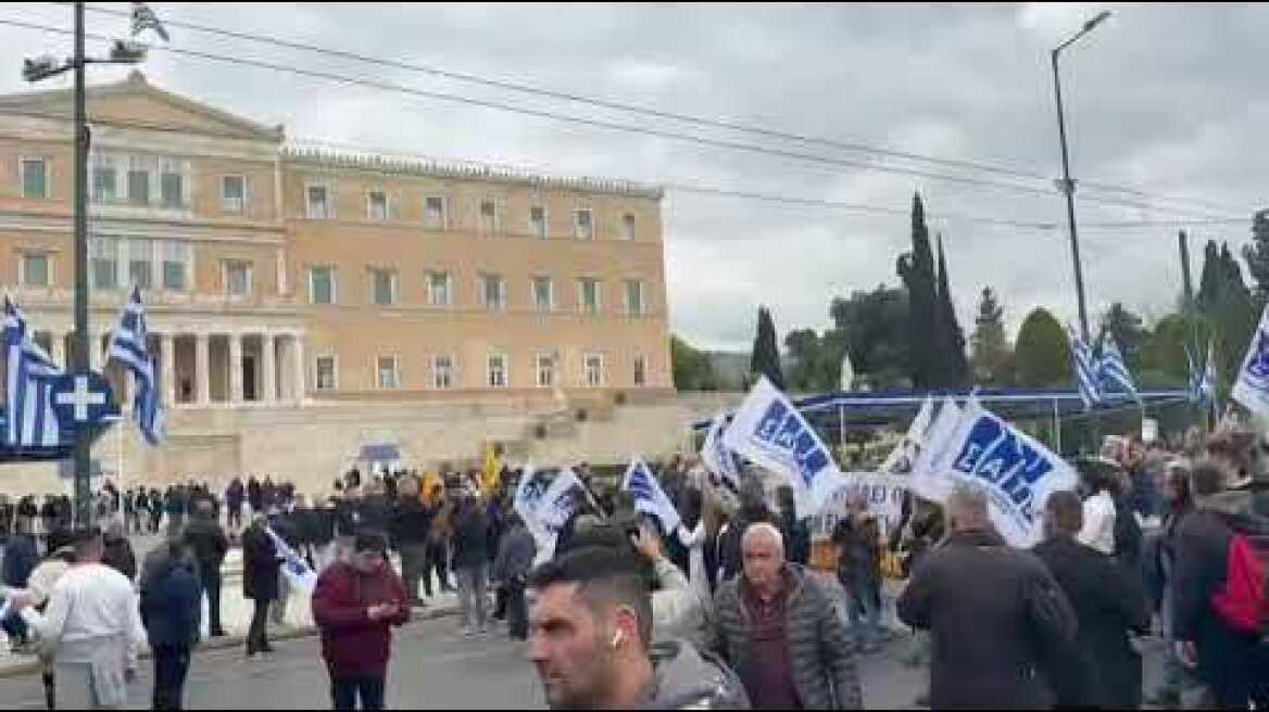 Χειρόφρενο τραβούν οι οδηγοί ταξί σήμερα σε όλη τη χώρα, πορεία στο κέντρο της Αθήνας (2)