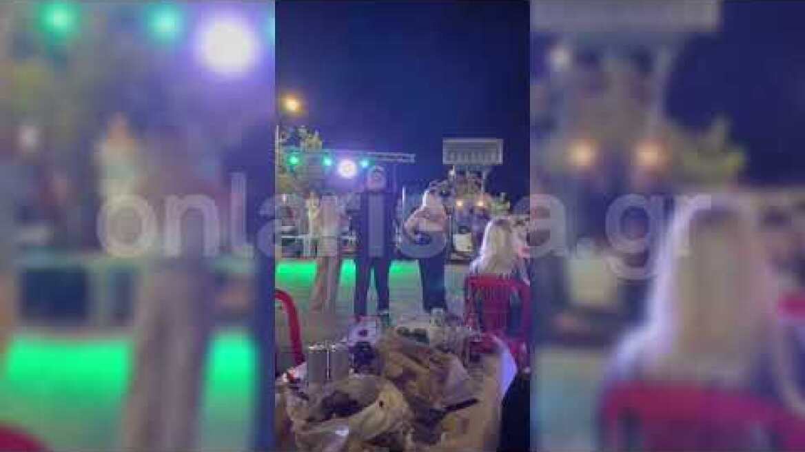 Απίστευτες εικόνες με τη Γωγό Τσαμπά σε χωρίο των Φαρσάλων – Της έριξαν λουλούδια με… κουβά φορτωτή!