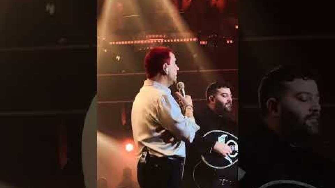 Ο Γιώργος Μαζωνάκης και το κόκκινο μαλλί του στη πίστα 🎤❤️