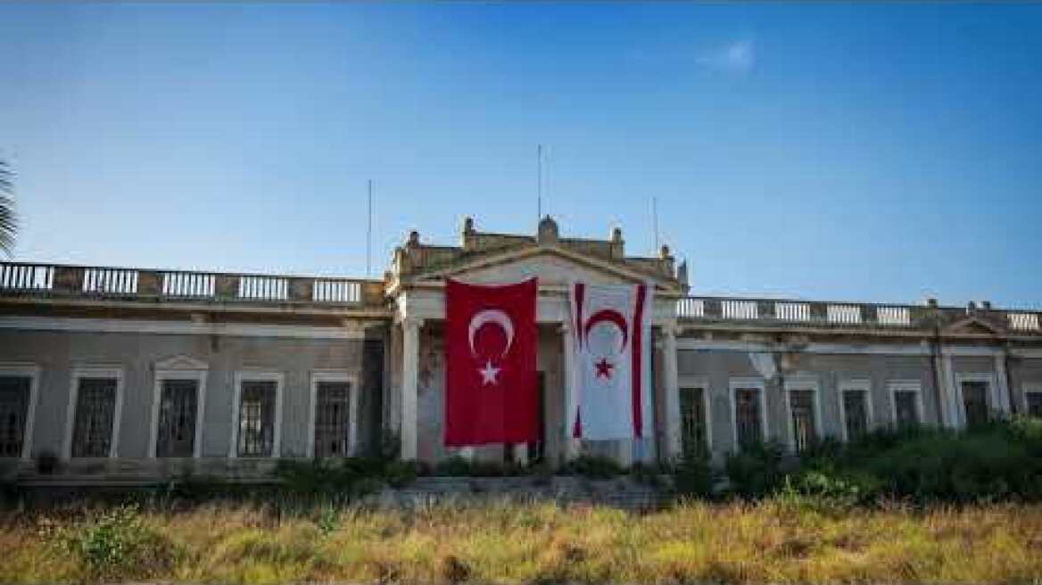 «ΑΜΜΟΧΩΣΤΟΣ 3,5%»: Ο Σωτήρης Δανέζης φωτογραφίζει την πόλη-φάντασμα πίσω από το συρματόπλεγμα