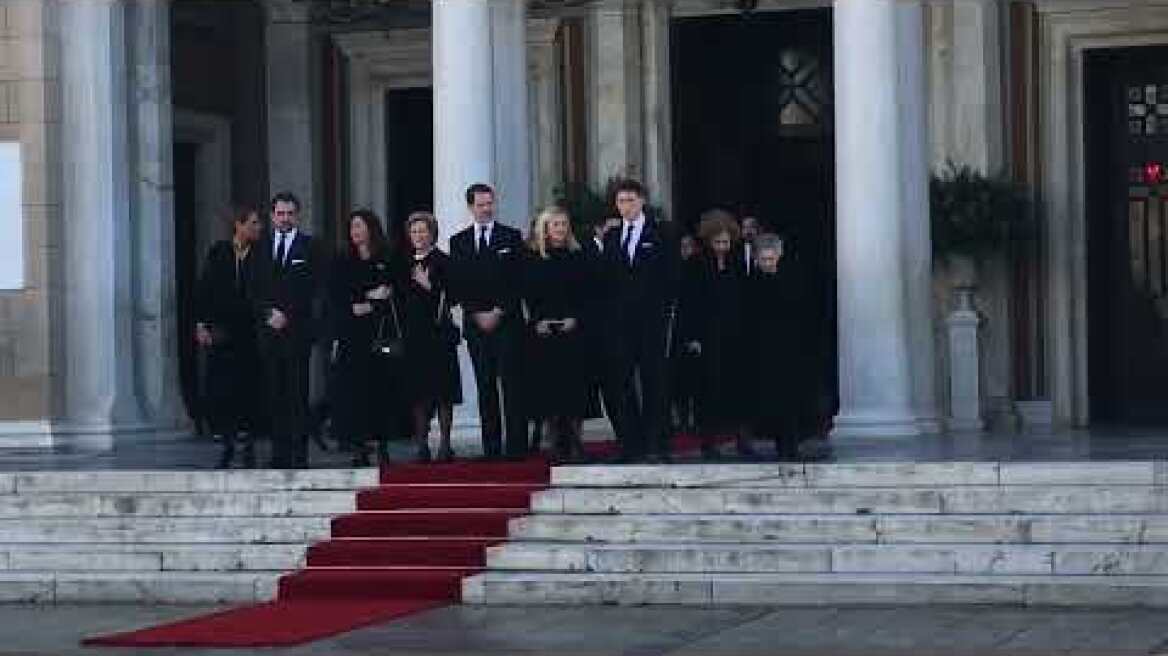 Μνημόσυνο τέως βασιλιά Κωνσταντίνου: Όλη η οικογένεια βγαίνει από τη Μητρόπολη