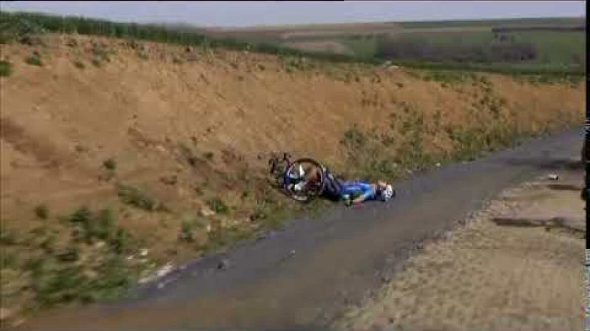 Paris-Roubaix : Michael Goolaerts au sol lors du passage du peloton