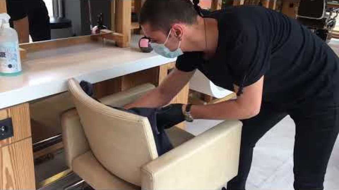 Κομμωτήρια: Απολυμαίνει την καρέκλα για να καθίσει ο επόμενος πελάτης