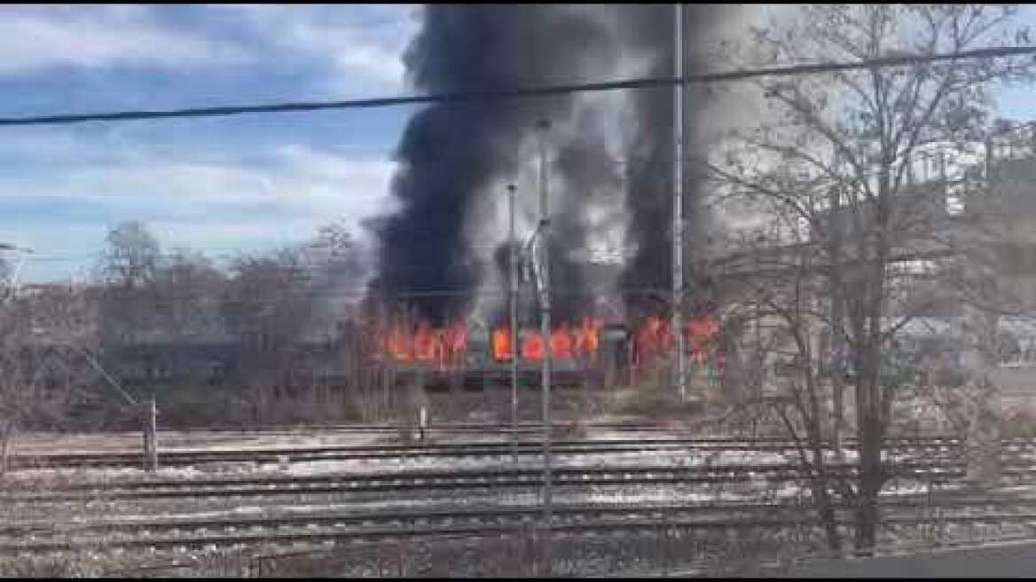 Φωτιά σε εγκαταλειμμένο βαγόνι στη Λάρισα