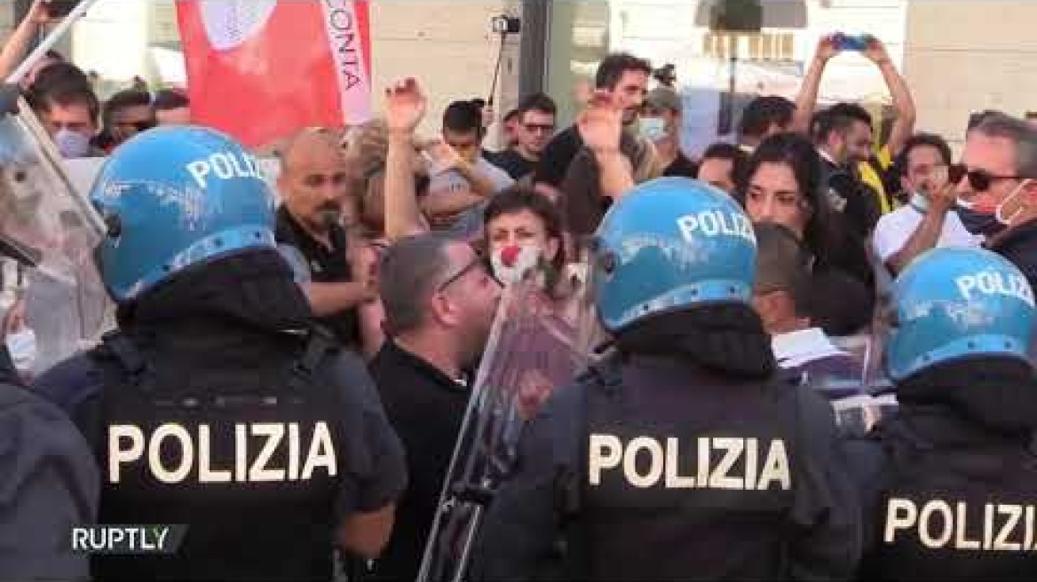 Italy: Scuffles Break Out Between Police and Protesting Entertainment Industry Workers in Rome